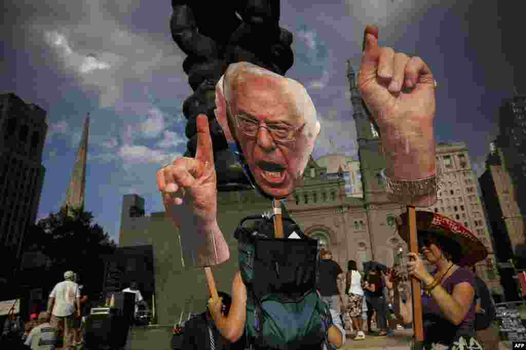 گروهی از هواداران سندرز که مخالفت خود را با معرفی هیلاری کلینتون به عنوان نامزد حزب دمکرات بیان کردند.