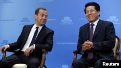 Li Hui, la momentul fotografiei (2015) ambasador al Chinei la Moscova, cu premierul Dmitri Medvedev.