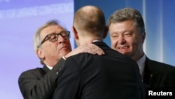 Зьлева направа: Жан-Клёд Юнкер, Арсень Яцанюк і Пятро Парашэнка.