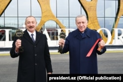 Әзербайжан президенті Илхам Әлиев (сол жақта) пен Түркия президенті Режеп Тайып Ердоған Физули әуежайының ашылу рәсімінде. 26 қазан 2021 жыл.