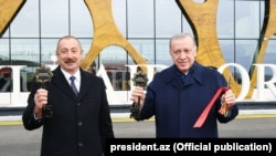 Президент Азербайджана Ильхам Алиев и президент Турции Реджеп Тайип Эрдоган (справа) на открытии аэропорта в Физули. 26 октября 2021 года.