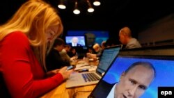 Российские журналисты наблюдают в онлайн-режиме за выступлением президента России Владимира Путина. 17 апреля 2014 года. Иллюстративное фото.