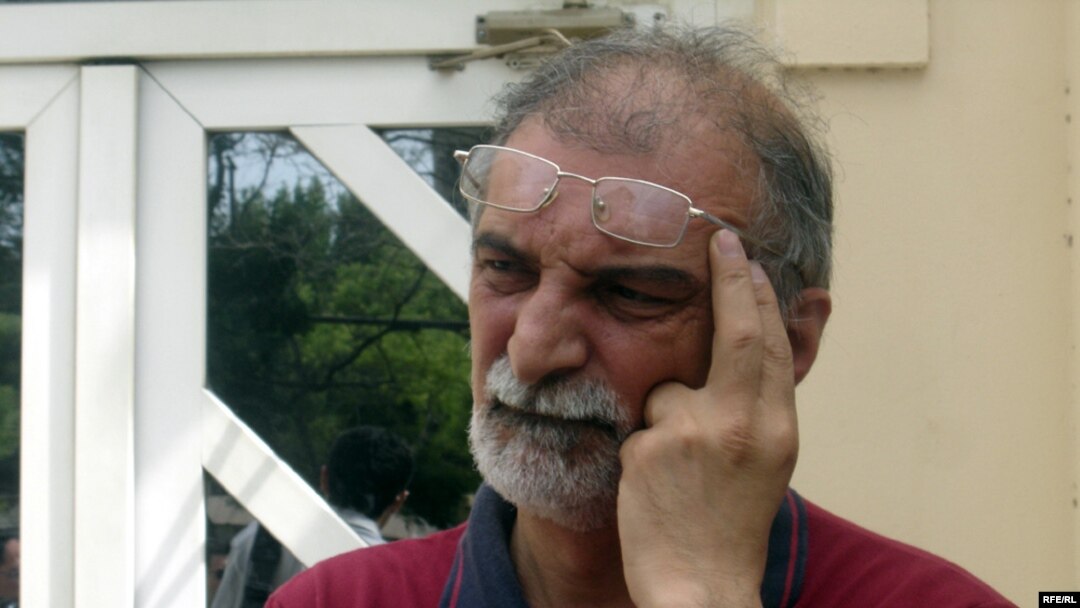 Adnanın atası Hikmət Hacızadə oğlu ilə istintaq müddətində görüşünə icazə vermədiyi müstəntiqdən təzminat tələb edir 