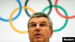 Халықаралық олимпиада комитеті президенті Томас Бах 2022 жылғы қысқы олимпиаданы өткізуден үміткер қалаларды хабарлап тұр. Швейцария, 7 шілде 2014 жыл.