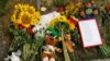 Flori și jucării lăsate în locul în care fetița de 4 ani, Liza, a fost ucisă de o rachetă rusească la Vinița