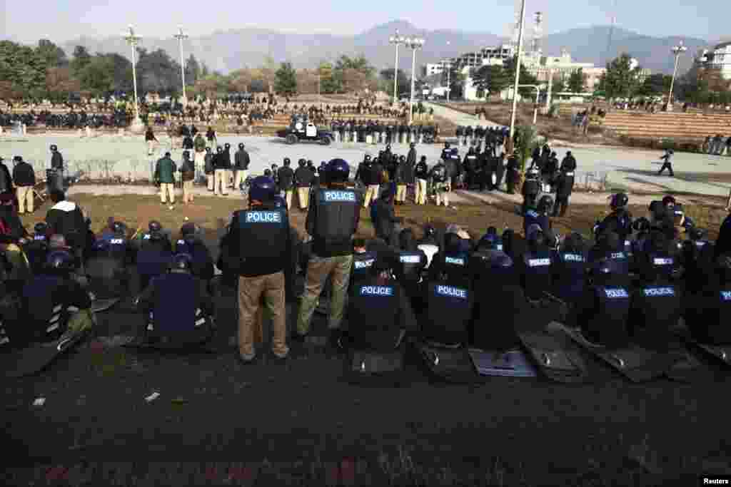 Pakistanda İslam ruhanisi Tahir-ul Qadri tərəfdarlarının keçirdiyi yürüşün ikinci gün. Polislər parlamentin ətrafına toplaşıblar. 