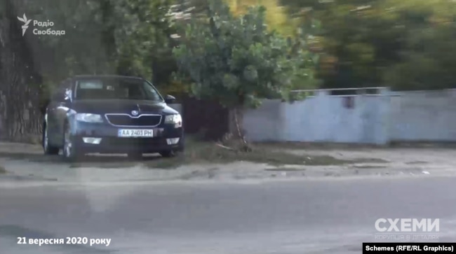 У день, коли Рінат Ахметов відзначав свій день народження, журналісти зафіксували перше авто охорони олігарха за 20 кілометрів від його маєтку