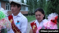 Кыргызстандагы мектеп бүтүрүүчүлөрү