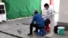 Үкіметі елде коронавирус барын мойындамайтын Түркіменстан астанасында бетіне маска тағып отырған адамдар. Ашғабат, 2020 жылғы тамыз айы. Көрнекі сурет.