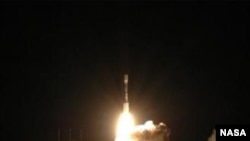 Банановая река отражает старт ракеты-носителя Delta II, который выводит на орбиту два спутника STEREO.