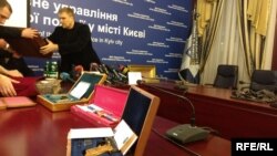 Вадим Троян демонструє вилучені коштовності на прес-конференції. Київ, 8 грудня 2016 року