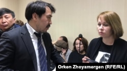 Адвокат Бауыржан Азанов и журналист Светлана Глушкова в суде. Нур-Султан, 1 апреля 2019 года.