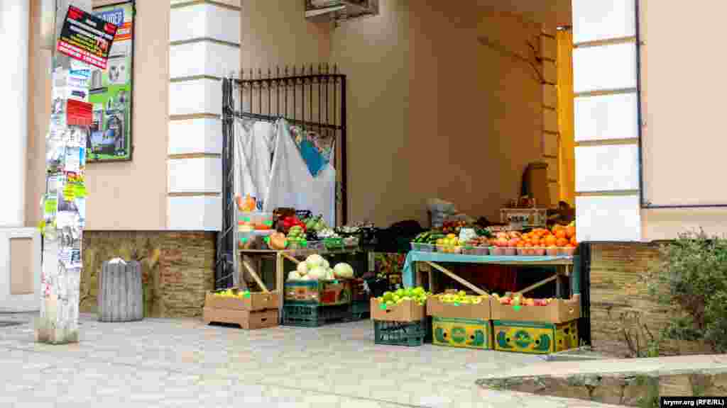 Лавка с овощами и фруктами на улице Залесской в Симферополе