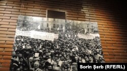 Proteste în Piața Universității 1990, expoziția foto „Democrație și protest – lupta cu amnezia”, Teatrul Național București, 18 septembrie 2019 (foto: Sorin Șerb)