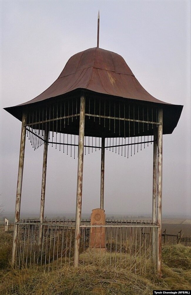 Жамгырчы Келдибек уулунун (1874–1956) күмбөзү. Күн-Туу айылынын батыш көрүстөнү, Сокулук району, Чүй облусу, Кыргызстан. 22.11.2014.