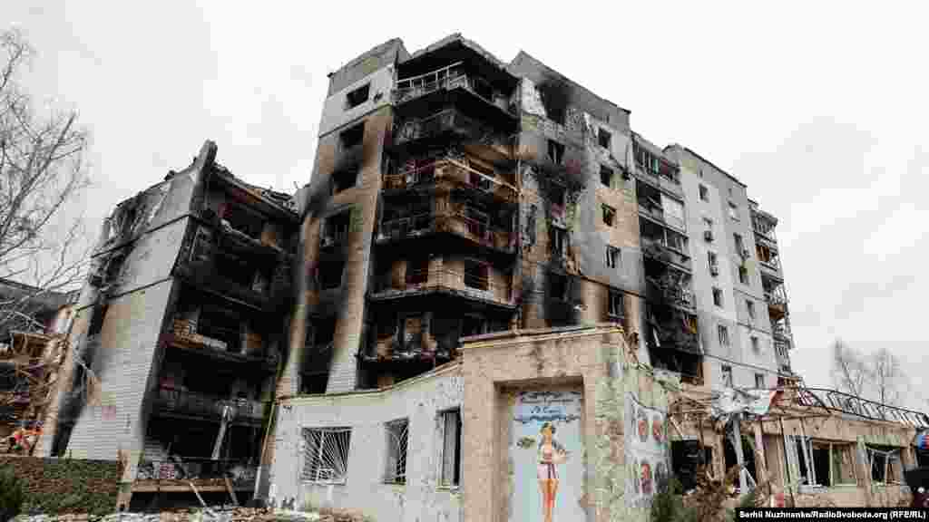 На так званому «колі» стояв будинок №429. Місцеві називали його «У Саші» — за назвою сусіднього ресторану. Російські війська вдарили по ньому і сусідньому будинку вранці 1 березня 2022 року. Це були перші будинки, на які скинули авіабомби. Багатоповерхівки частково завалилися і згоріли.Фото від квітня 2022 року та квітня 2025 року