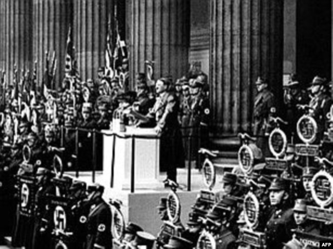 Гитлер выступает на нацистском съезде. По мнению многих историков, Версаль сыграл большую роль во взлете НСДАП