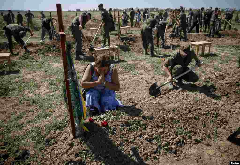 На Кушугумському кладовищі під Запоріжжям відбулася церемонія поховання 57 невідомих бійців АТО. Більша частина з них загинула в оточенні під Іловайськом. Тіла зберігалися в запорізькому морзі протягом року. На сьогодні відібрано зразки ДНК для подальшої ідентифікації загиблих.&nbsp;7 серпня 2015 року