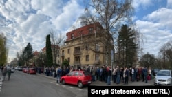 Черга до виборчої дільниці у Празі під час першого туру голосування на президентських виборах