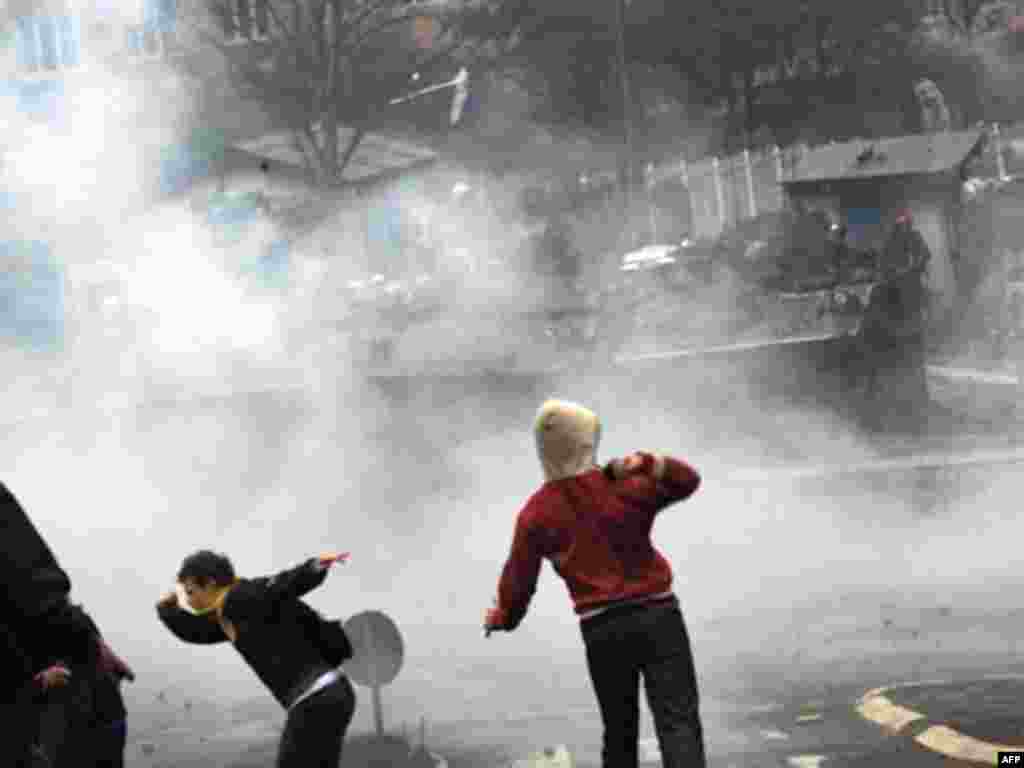 На улицах Митровицы. Столкновения с французским контингентом KFOR. 17 марта 2008