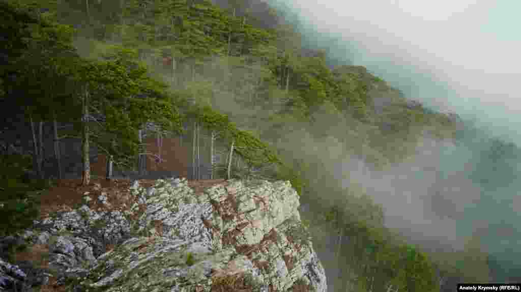Туман стелиться відрогами Корєїзької стежки у Великій Ялті