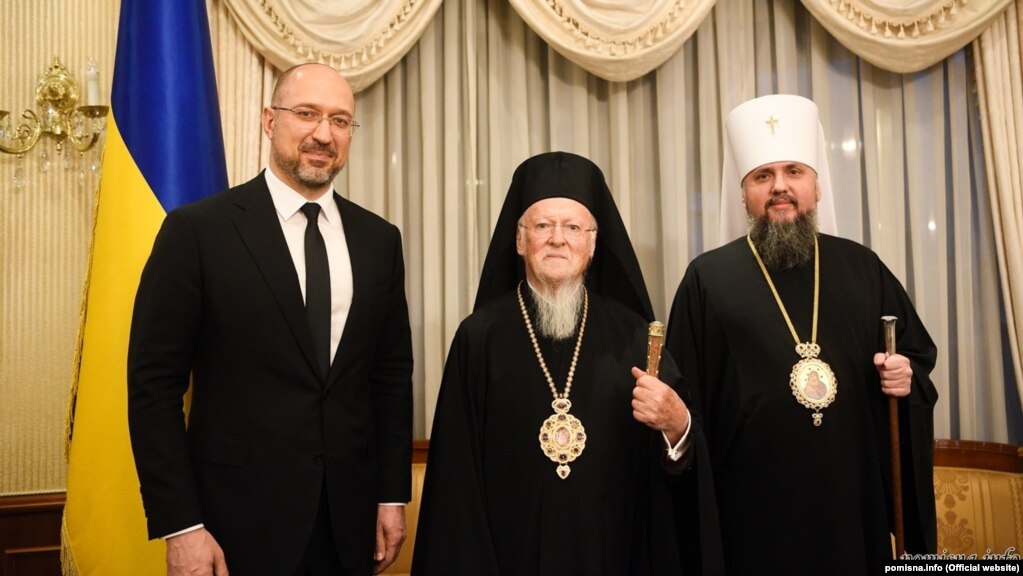 Прем’єр-міністр України Денис Шмигаль під час зустрічі зі Вселенським патріархом Варфоломієм (посередині) і митрополитом Київським і всієї України Епіфанієм. Київ, 21 серпня 2020 року