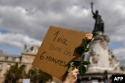 O protestatară din Paris amintește că, în Franța, are loc un viol odată la șase minute.