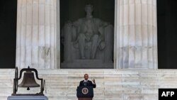 Президент Обама произносит речь на ступенях Мемориала Авраама Линкольна