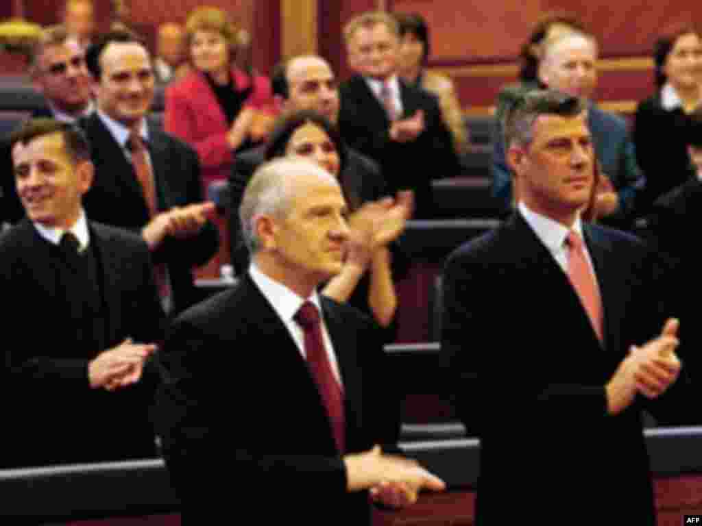 Më 9 prill, Kuvendi i Kosovës voton Kushtetutën e Republikës së Kosovës... - SERBIA, Pristina : Kosovo's President Fatmir Sejdiu (L) and Prime Minister Hashim Thaci (R) take part in the Kosovo's parliament session on April 09, 2008 in Pristina to adopt the Balkan state's first constitution after it unilaterally declared independence from Serbia. The constitution, which is to come into effect on June 15, was approved by all 107 deputies present at a special session of the parliament, which is dominated by ethnic Albanians