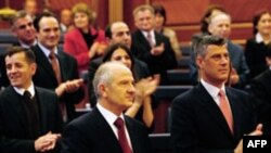 Predsednik Kosova Fatmir Sejdiu (L) i premijer Hašim Tači (D) na sednici Parlamenta u Prištini na kojoj je usvojen Ustav, 09. april 2008.