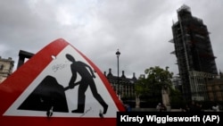 Na saobraćajnom znaku ispred britanskog parlamenta u Londonu dopisano 'Brexit', petak, 27. septembra 2019. godine.