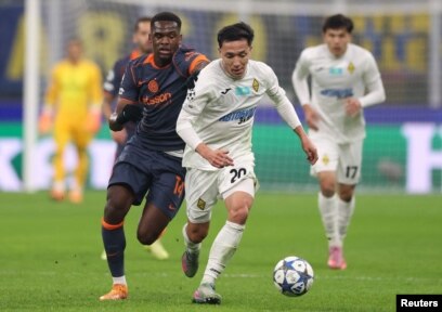 Киімі бар және киімі жоқ жалаңаш әйел