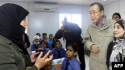 Generalni sekretar UN u izbjegličkom kampu sa učiteljima i učenicima.