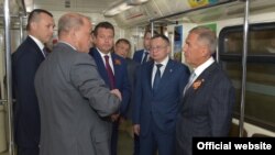 Президент Татарстана Рустам Минниханов и чиновники в казанском метро.