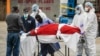 Тело пациента, умершего от коронавируса, доставленное в специальном рефрижераторе в морг Бруклинской центральной больницы