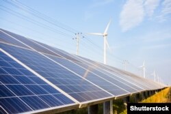 'Ono što daje nadu kada je reč o “zelenoj ekonomiji”, jeste ne samo inicijativa Džoa Bajdena i javnog sektora, već i mnoge privatne kompanije uviđaju njenu prednost u budućnosti pa se sve više okreću novim izvorima energije i tehnologijama', kaže Levi.