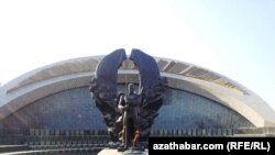 S.Nyýazowyň kakasyna gurlan monument