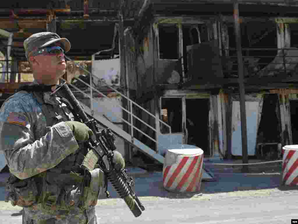 Kosovo - Američke snage KFOR-a na graničnom prelazu sjeverno od Leposavića, 11.08.2011. Foto: EPA / Hannibal Hanschke 