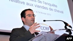 Ministrul consumului Benoit Hamon la o conferință de presă în 2013