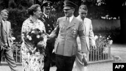 Winifred Wagner cu Hitler și cei doi băieți ai ei, Wolfgang și Wieland, Bayreuth, 1937