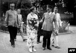 Adolf Hitler cu Winifred Wagner (centru) și cei doi fii ai săi Wolfgang and Wieland, la Bayreuth, 1 august 1937