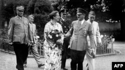 Winnifred Wagner discutînd cu Hitler la Bayreuth