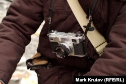 Митингующие не забывают брать на баррикады фототехнику - это, например, старый советский "Киев" в отличном состоянии