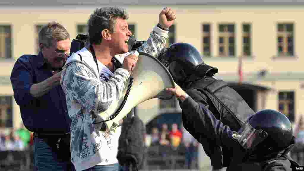 Сотрудники полиции задерживают Немцова во время его выступления на митинге оппозиции в Москве в 2011 году.