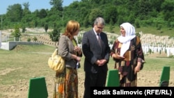 Raffi Gregorian u oproštajnoj posjeti Srebrenici, 22. jul 2010. Foto: Sadik Salimović