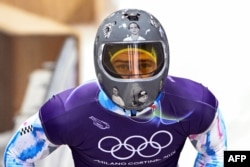 Владислав Гераскевич жаттығуға осы шлемімен шыққан. 10 ақпан 2026 жыл.