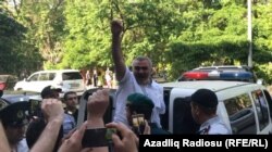 Афгана Мухтарлы везут в городской суд Баку. 31 мая