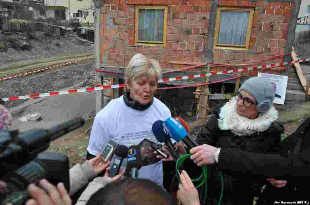 Bakira Hasečić, predsjednica Udruženja &quot;Žene žrtve rata&quot; ispred kuće Sumbule Zebe u kojoj je 1992. godine živo zapaljeno 70 civila bošnjačke nacionalnosti