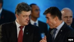 Former NATO Secretary-General Anders Fogh Rasmussen (right) currently works as a security adviser to Ukrainian President Petro Poroshenko (left).