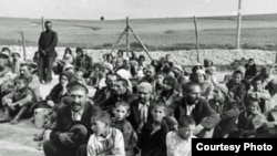 Grup de prizonieri romi, în lagărul nazist de concentrare de la Belzec, 1940